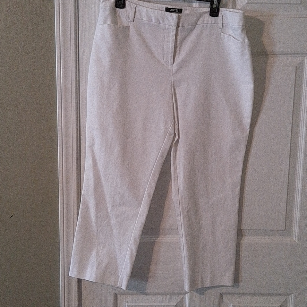 White capri dress pant